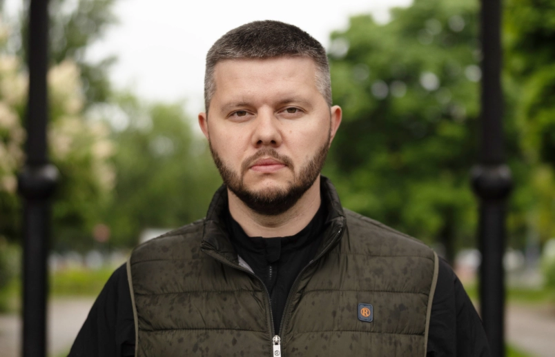 Завдання: На основі статті, яку я надам (URL або текст), створити абсолютно нову новинну публікацію у стилі досвідченого журналіста. Матеріал повинен бути унікальним за подачею та композицією, але базуватися виключно на фактах з наданого джерела. Вхід (стаття для опрацювання):  Ігор Рева відреагував на чутки, щодо призначення його очільником Полтавської ОВА Кадрові зміни на рівні держави торкнулись, зокрема, Полтавщини. Вже близько тижня анонімними телеграм-каналами ширяться чутки про те, хто ж стане новим очільником Полтавської обласної віськової адміністрації.  У дописах згадується про полтавця Ігоря Реву, який у травні 2025 року став заступником начальника Київської міської військової адміністрації. Раніше Рева був знайомий, як учасник проєктів: «Розсміши коміка», «Говорить Україна» тощо.   Кілька годин тому військовий прокоментував те, що про нього пишуть у місцевих пабліках:  – За кілька днів анонімні телеграм-канали вже встигли «призначити» мене начальником Полтавської ОВА. Дійшло до запитів від медіа, тож зафіксую реальність. Полтавщина для мене — не чужий регіон. Там ми з братом народилися, довгий час жили і там мобілізувалися у лютому 2022-го року. Я щиро переживаю за стан справ у області. Але співпереживання — це не посада. Замовникам мінусової кампанії співчуваю: ви викинули гроші на вітер. Станом на сьогодні я продовжую службу. І пишаюся цим, – пише у Threads Ігор Рева.   Нагадаємо, 4 січня Володимир Зеленський провів співбесіди з кандидатами на посади голів обласних адміністрацій, в тому числі і на Полтавщині. Зовсім скоро імена очільників стануть відомими.   =================================================================================================================================================================================== ВИМОГИ ДО СТИЛЮ: 🔹 Унікальність подачі Не рерайт, не синонімізація, не переписування структури. Побудуй текст так, ніби ти журналіст, який самостійно викладає новину, знаючи факти. Можеш змінювати порядок фактів, акценти, лід, композицію — але не зміст фактів. 🔹 Професійна журналістська манера Лід має бути живий і стислий, із чітким викладом новини. Темп тексту різний: короткі речення змішуй із довшими. Абзаци різного розміру, не «однакові блоки». Якщо в оригіналі є пряма цитата, ОБОВ’ЯЗКОВО відтворюй її як цитату; Допускається переформулювати цитату, але вона має бути максимально близька по сенсу оригіналу. Обсяг повинен бути в межах 90–110% від довжини оригінального тексту (рахуючи кількість символів або слів). 🔹 Заборони Не вигадуй своїх фактів. Не вставляй посилань, згадок про джерела, службові фрагменти типу ::contentReference[…]. 🔹 Мовні вимоги: Українська мова. Лише коротке тире ” – ” з пробілами: ” слово – слово “. Не плутай кому з крапкою з комою. ВИМОГИ ДО HTML: Вихід у форматі HTML для WordPress:  — унікальний заголовок (не схожий на оригінал)  — абзаци  — цитати  — списки ,  – підзаголовки Ніяких inline-стилів, класів, зайвих атрибутів Як визначати підзаголовки в оригіналі: Якщо в тексті статті є окремі речення/фрази (без крапки в кінці; бо якщо є крапка в кінці – це не підзаголовок, а звичайне речення), які стоять ОКРЕМО перед абзацом і виконують роль смислового розділення (наприклад: “Таємні переговори Зеленського і Трампа”, “Що робити?”), вважай їх підзаголовками. У новій статті ОБОВ’ЯЗКОВО відтворюй такі підзаголовки у вигляді  (новий унікальний заголовок). Не додавай більше підзаголовків, ніж є в оригіналі. Якщо в статті є група однорівневих пунктів, перелічених один за одним (навіть без маркерів), або автор перераховує декілька умов, вимог, дій чи характеристик кожну з нового рядка, або після підзаголовка подає структурований перелік — вважай це списком. У новій статті обов’язково відтворюй такі переліки у вигляді  — по одному пункту в кожному Обов’язково використовуй короткі і довгі речення (стиль ЗМІ). Заборонено використовувати шаблонні абзаци одної довжини. СТРУКТУРА:  — новий унікальний заголовок  — лід (1–3 речення) Основний текст з живою журналістською композицією (Необов’язково) фінальний абзац як висновок  Про пам’ятну монету У Національному банку України розповіли, що монета має номінал 10 гривень. Вона виготовлена зі срібла 925 проби, маса дорогоцінного металу в чистоті – 31,1 г.  Елементи оздоблення – двостороння локальна позолота зі вставкою діаманту (1,5 мм).  В НБУ розповіли, що на аверсі в центрі композиції розміщено стилізоване зображення солом’яного дідуха. Його основу прикрашає солом’яний янгол, що символізує захист і благу вість. Тло композиції розділене на дві площини, що нагадують вікно, осяяне світлом зірок у Святвечір. Одна із зірок символізує Віфлеємську зорю (у її центрі сяє діамант).  На реверсі зображена традиційна передріздвяна трапеза української сім’ї, де образи батька, матері та дітей візуально ототожнюються з небесними світилами: німби навколо їхніх голів символізують Сонце (дружина), Місяць (чоловік) та зірки (їхні діти). Перед родиною – стіл із дванадцятьма стравами: кутею, варениками, пампухами, рибою та іншими традиційними частуваннями, а також головками часнику – оберегом від нечистої сили.  Художники: Володимир Таран, Олександр Харук, Сергій Харук. Скульптори: Анатолій Демяненко, Володимир Атаманчук. Тираж – до 15 000 штук. «Реалізація пам’ятної монети в інтернет-магазині нумізматичної продукції НБУ та банками-дистриб’юторами розпочнеться в січні 2026 року.  Детальніше про продаж дізнавайтеся на сайті інтернет-магазину та сайтах банків-дистриб’юторів», – написали в Нацбанку.  ====== Приклад розмітки (але ще раз повторюю, якщо в оригінальній статті немає підзаголовків Н2, Н3 і т.п., то і тобі не потрібно писать, або пиши в тій же кількості +- що і в оригіналі): Еко-знахідка для закоханих: у Києві відкрили “Сад кохання” На території Національного комплексу “Експоцентр України” (ВДНГ) у Києві з’явилася нова романтична локація — “Сад кохання”. Цей унікальний простір створено спеціально для закоханих пар, які прагнуть провести час на природі та залишити свій слід у історії міста. “Сад кохання” має на меті не лише надати нове місце для відпочинку киян та гостей столиці, але й сприяти розвитку міського дозвілля та покращенню екологічної ситуації. Крім того, проєкт має благодійну складову — зібрані кошти спрямовуються на підтримку Збройних Сил України. Керівник проєкту Артем Классен зазначив:    “Ми створили «САД КОХАННЯ» — унікальний проєкт, який підкреслює історію кожної пари. І нагадує, що кохання перемагає темряву.”  Відкриття “Саду кохання” відзначилося висадкою 50 дерев різних видів, серед яких сакури, магнолії та ялинки. Кожне дерево посаджене закоханою парою, яка таким чином увічнила свою історію в цьому мальовничому куточку столиці. Біля кожного дерева встановлено табличку з іменами пари та QR-кодом. Скануючи код, відвідувачі можуть перейти на сторінку “Garden of Love” у соціальних мережах і дізнатися більше про історії кохання, пов’язані з цими деревами. Організатори підкреслюють:    “Кожне дерево — це історія кохання, закарбована не лише в природі, а й тут, у нашому профілі.”  “Сад кохання” на ВДНГ — це не лише місце для прогулянок, але й символ єдності, надії та віри в силу справжніх почуттів. Він запрошує всіх закоханих долучитися до створення живої історії кохання в серці Києва.