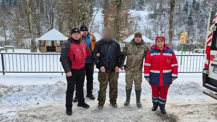На кордоні з Румунією врятували чоловіка, що намагався незаконно перетнути кордон