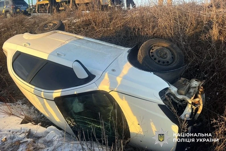 Трагедія біля Широкої Долини: перекинутий автомобіль забрав життя водія