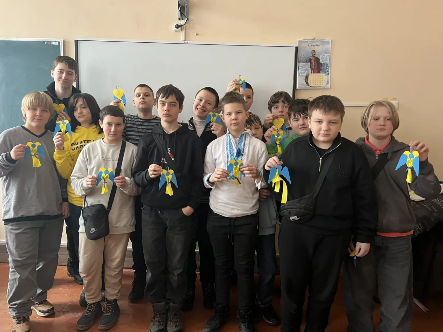Синьо – жовті обереги: полтавські школярі створили символи єдності до Дня Соборності