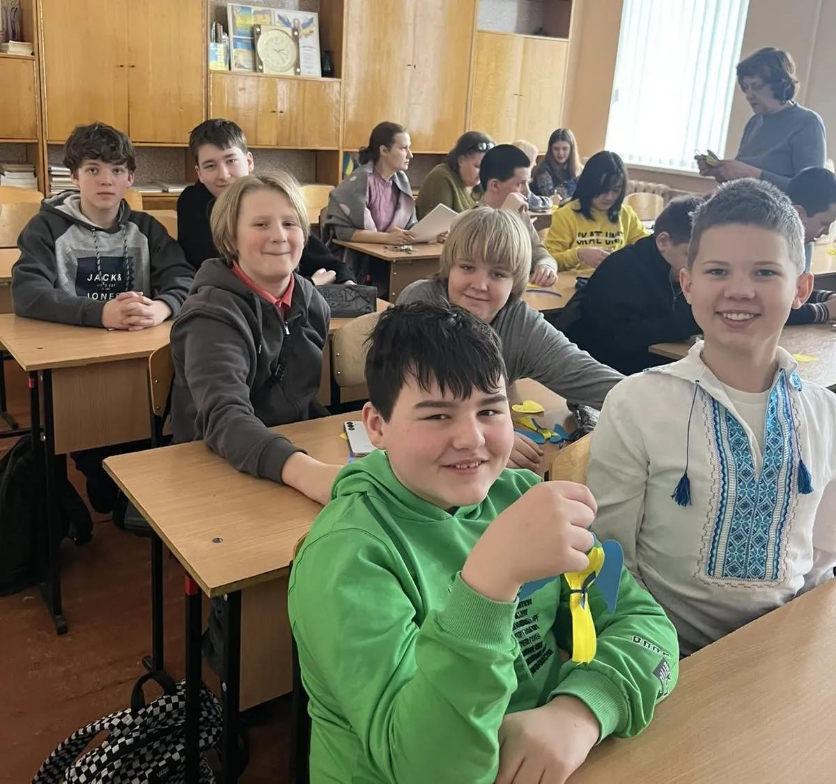 Синьо – жовті обереги: полтавські школярі створили символи єдності до Дня Соборності