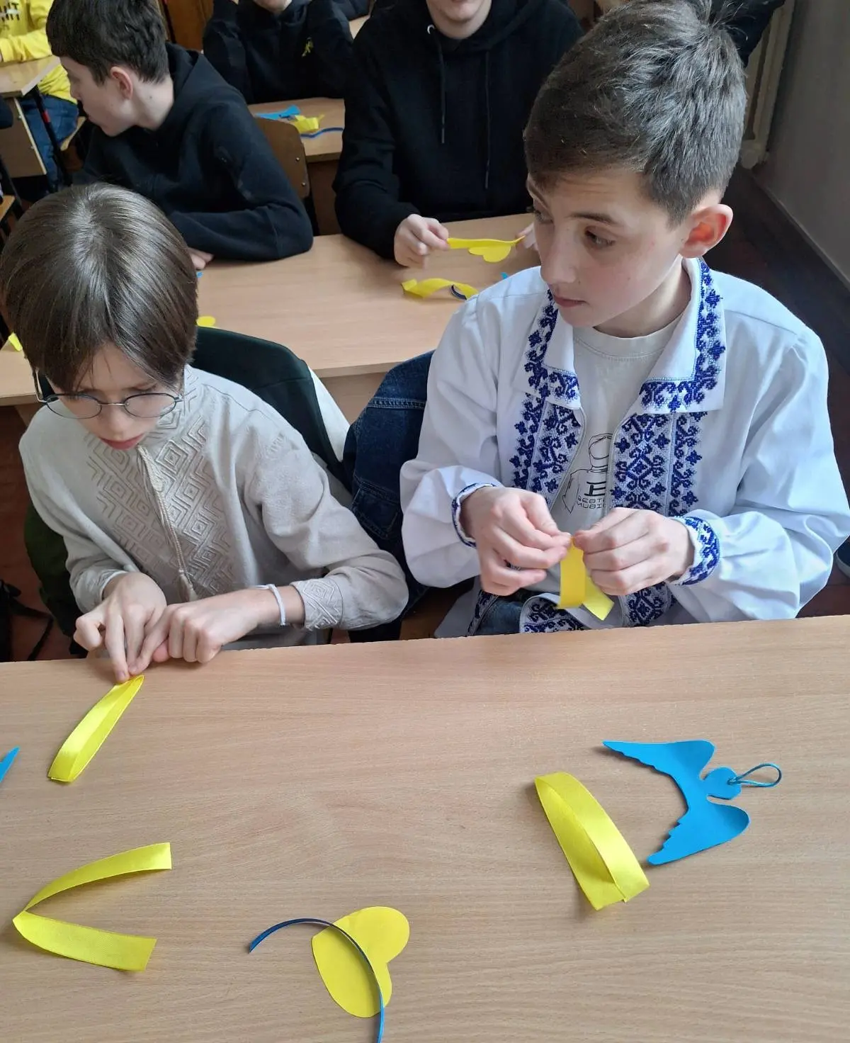 Синьо – жовті обереги: полтавські школярі створили символи єдності до Дня Соборності
