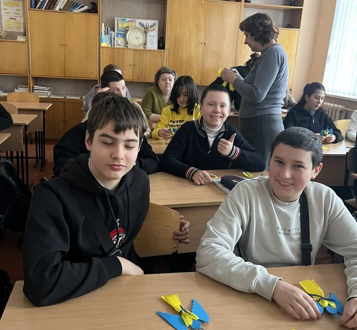 Синьо – жовті обереги: полтавські школярі створили символи єдності до Дня Соборності