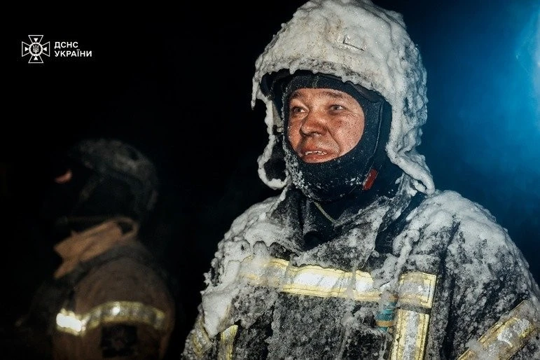 Застигла мужність: ДСНС оприлюднила вражаючий кадр рятувальника у крижаній броні