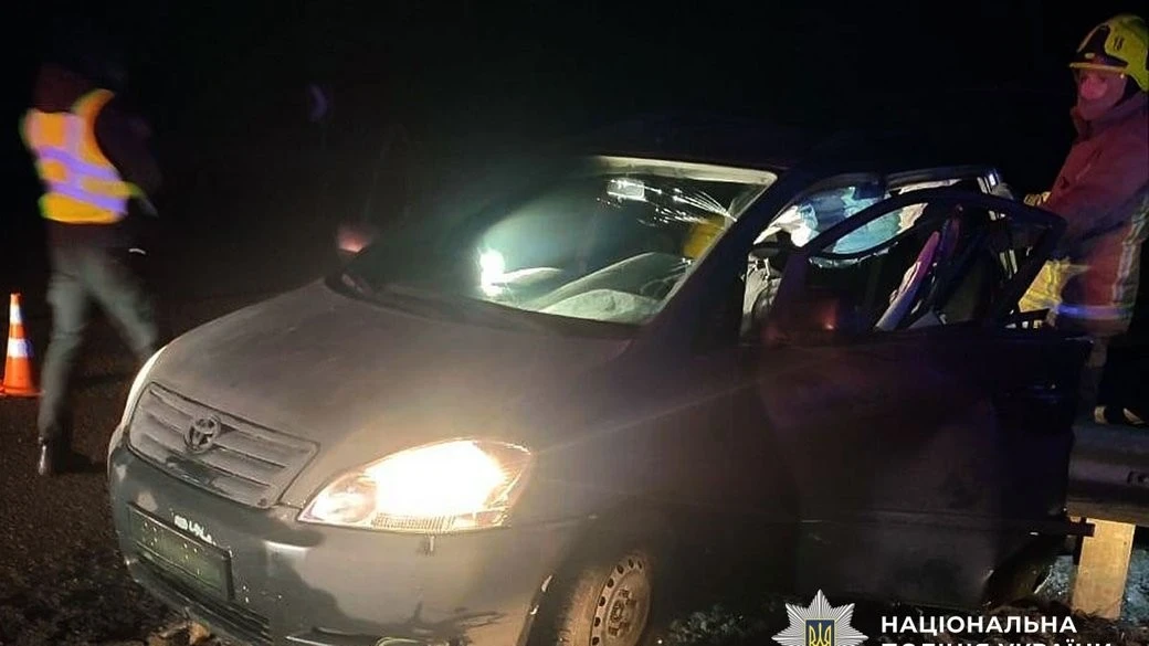 Нічна трагедія на трасі Київ – Харків: Toyota влетіла у відбійник, водій загинув