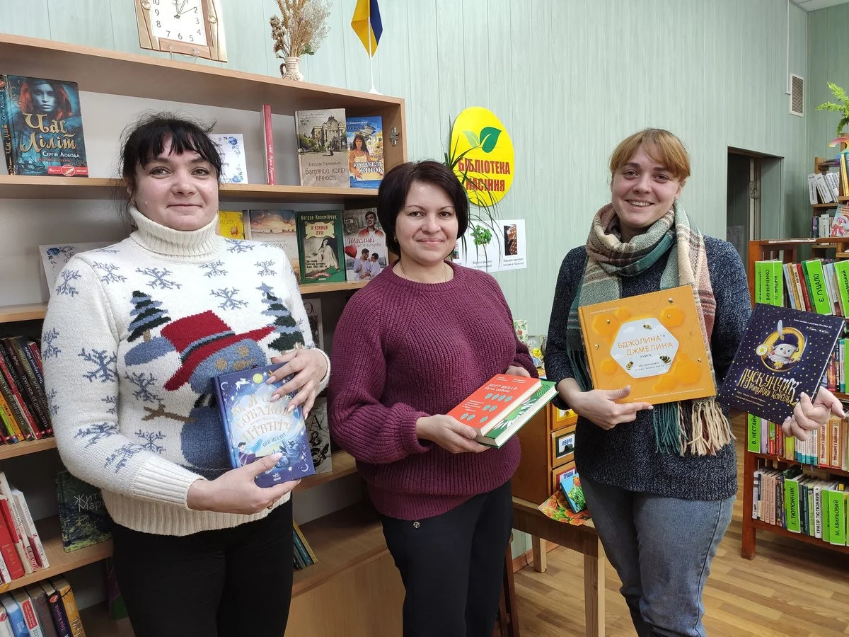 Книжковий десант: Центральна бібліотека отримала вагоме поповнення фондів від меценаток