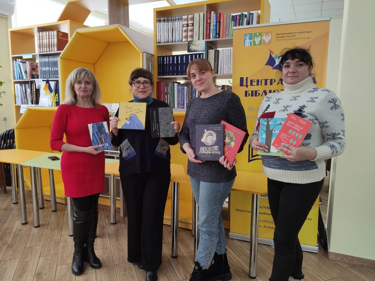Книжковий десант: Центральна бібліотека отримала вагоме поповнення фондів від меценаток