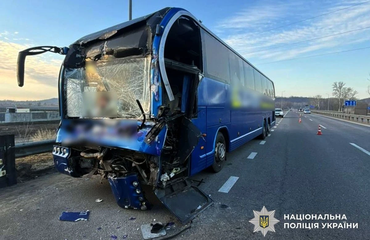 Нічна аварія на трасі Київ–Харків: на Полтавщині пасажирський автобус протаранив вантажівку