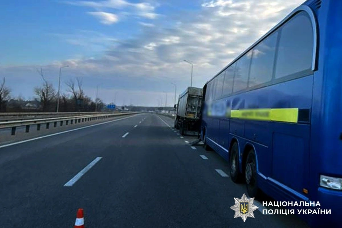 Нічна аварія на трасі Київ–Харків: на Полтавщині пасажирський автобус протаранив вантажівку