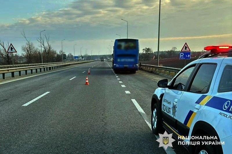 Нічна аварія на трасі Київ–Харків: на Полтавщині пасажирський автобус протаранив вантажівку