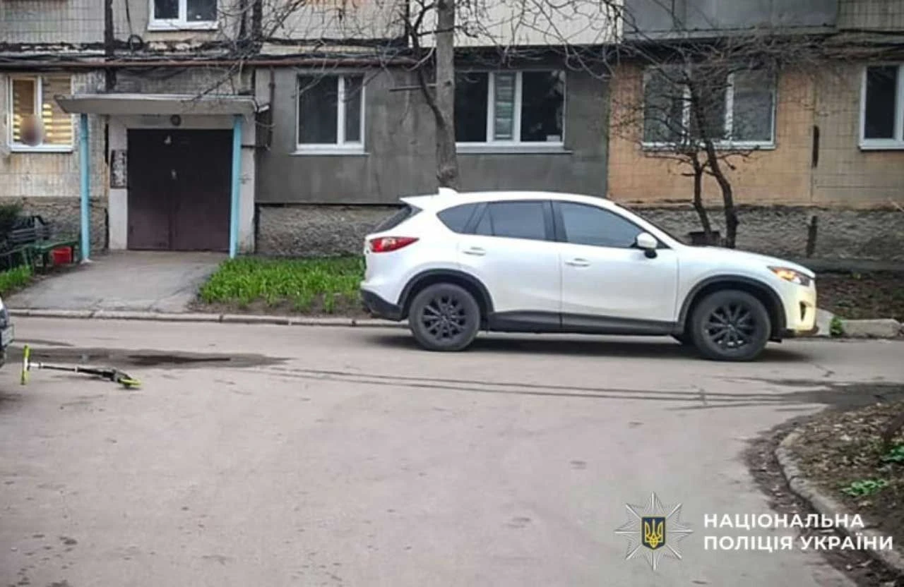Травмування дитини у полтавському дворі: поліція розслідує наїзд автомобіля Mazda на хлопчика