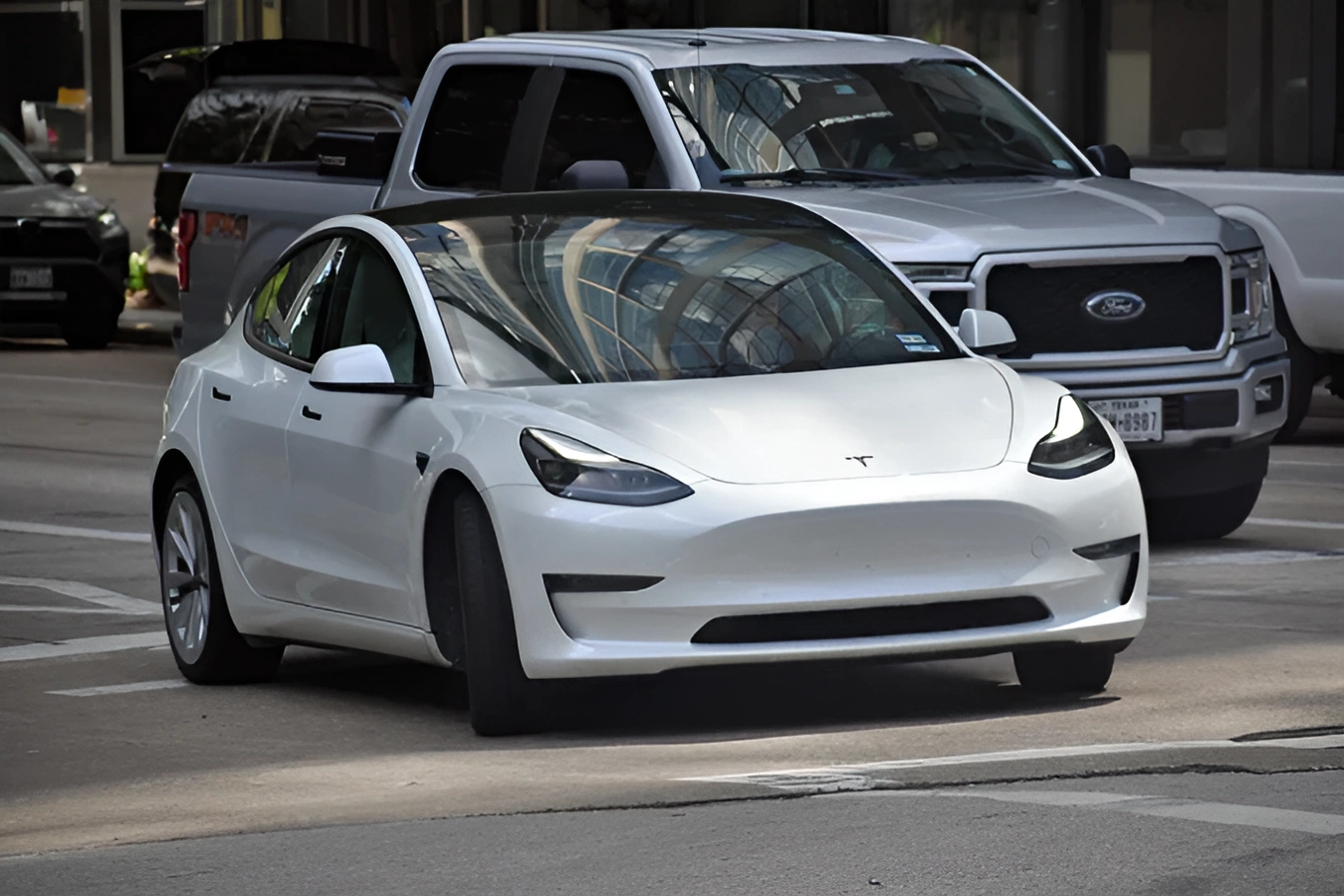 Експансія Tesla в Європі: Нідерланди першими легалізували систему Full Self-Driving