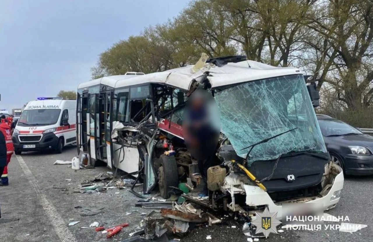 Ранкова аварія під Калинівкою: пасажирський автобус не розминувся з фурою Scania