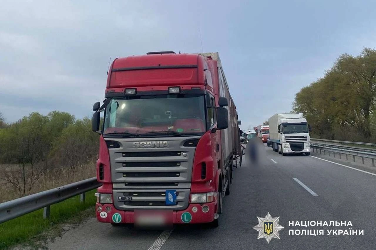 Ранкова аварія під Калинівкою: пасажирський автобус не розминувся з фурою Scania
