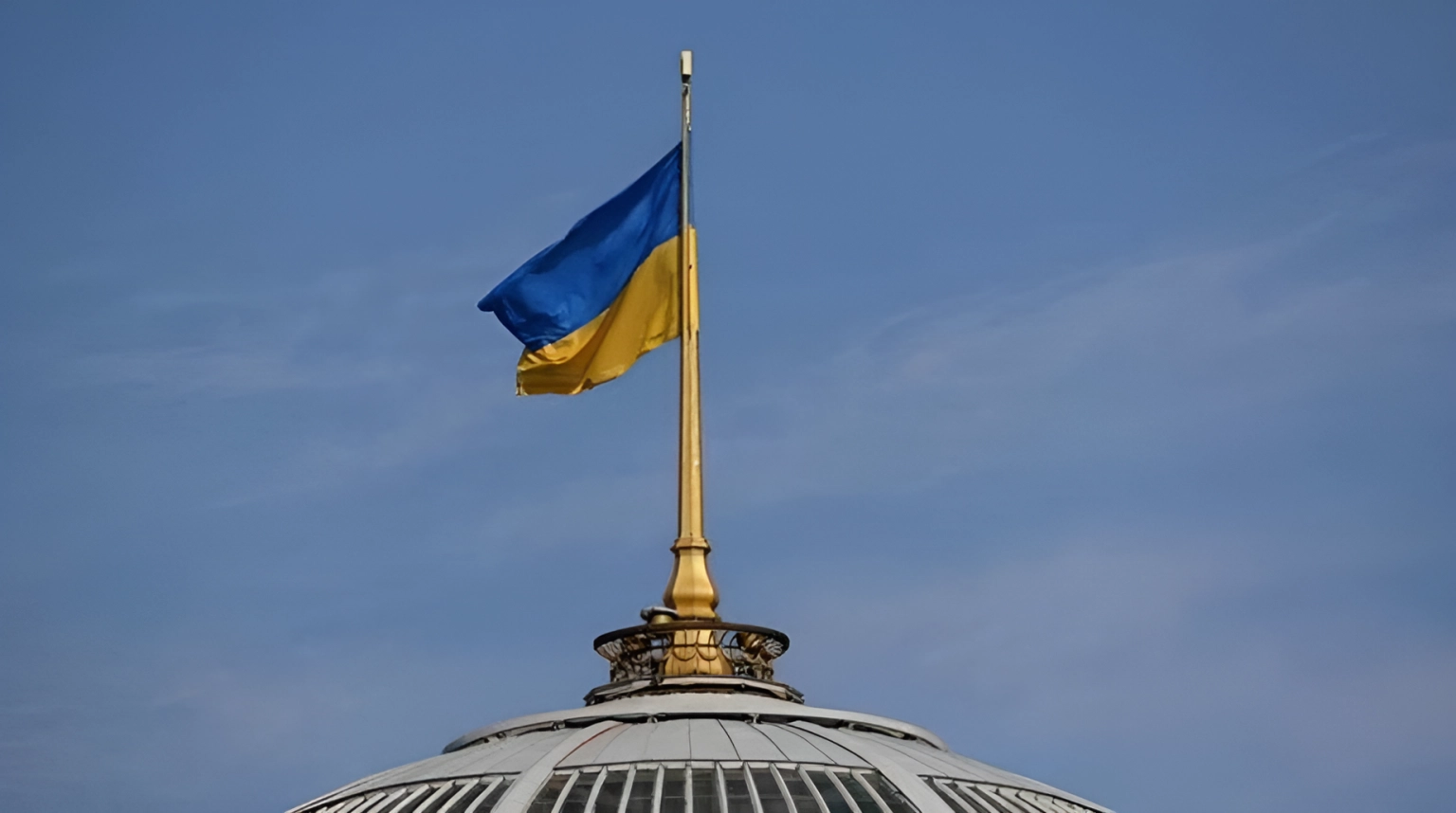 Парламент пролонгував дію воєнного стану до кінця літа