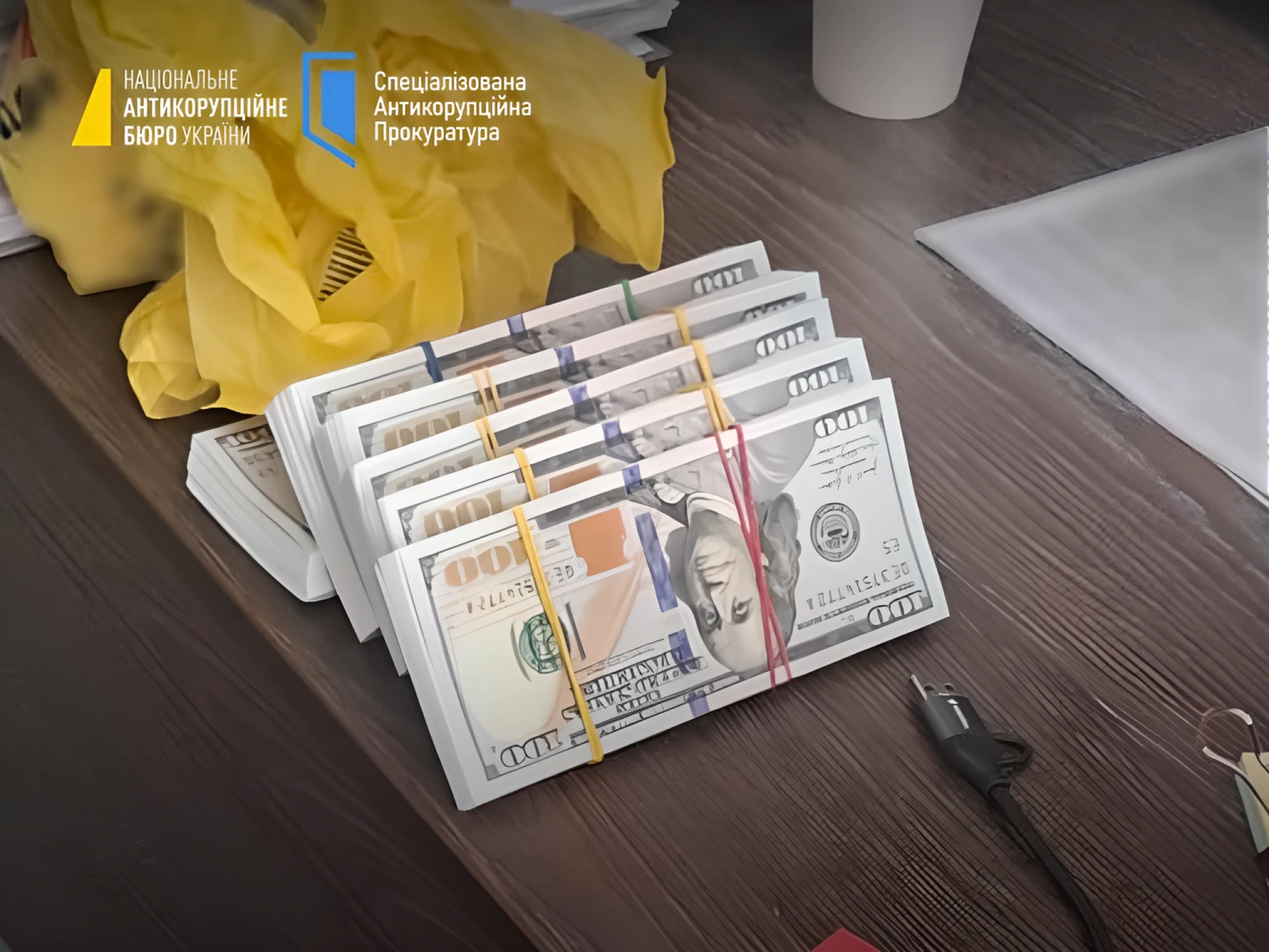 Угода за 110 тисяч доларів: у Полтаві на хабарі затримали посадовців СБУ