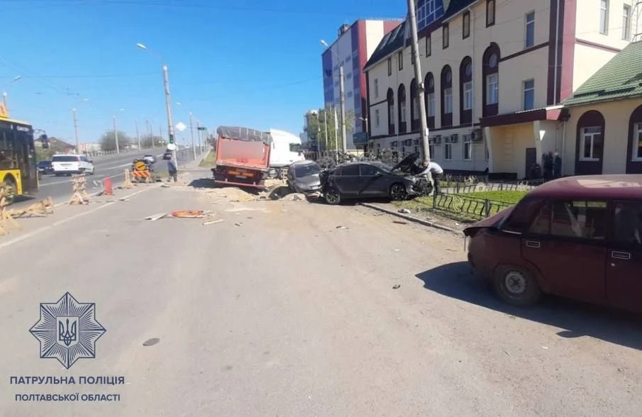Полтавського водія вантажівки покарають за розтрощені автомобілі та паркан