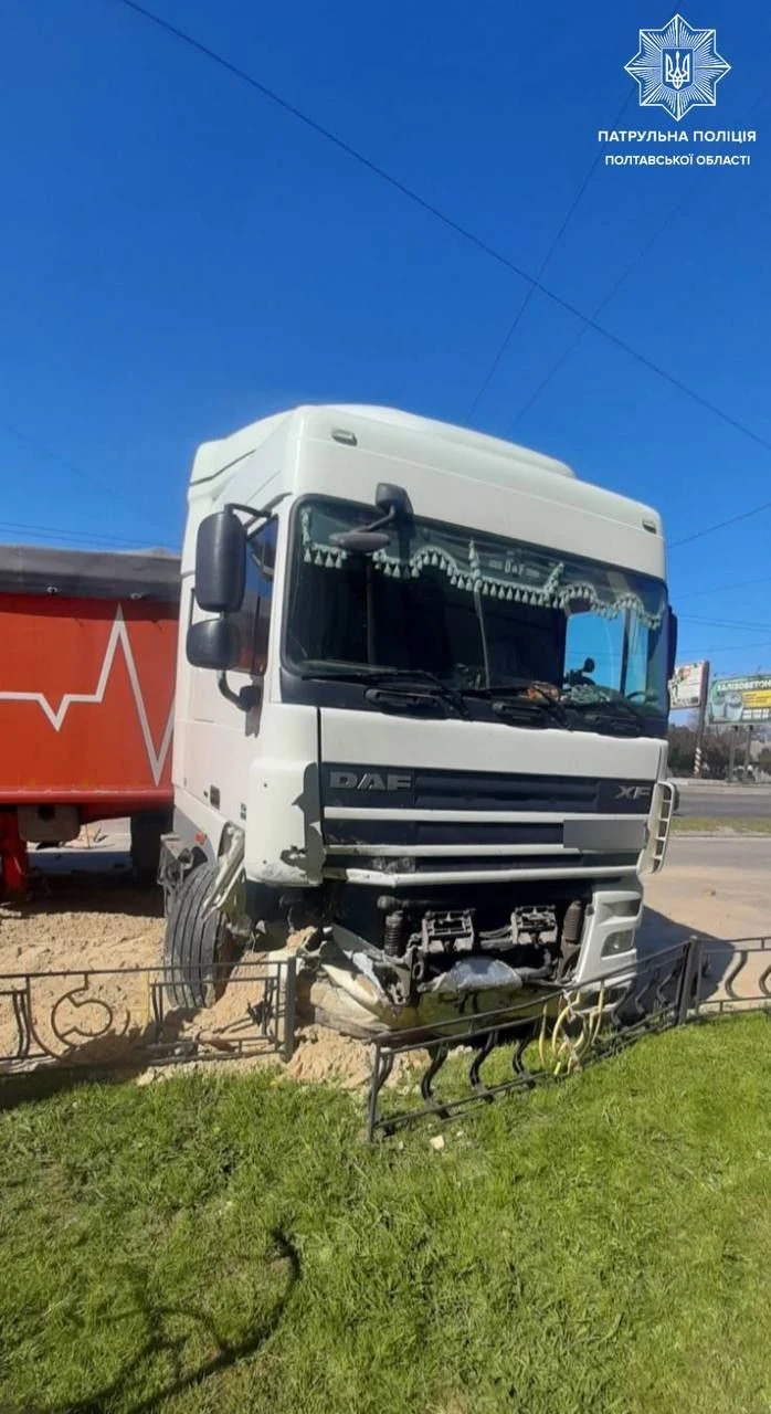 Полтавського водія вантажівки покарають за розтрощені автомобілі та паркан