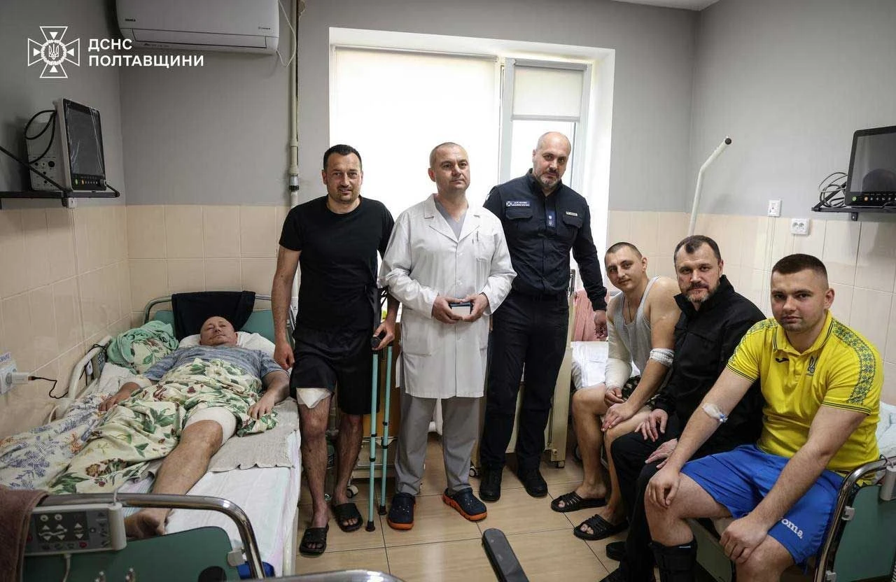 Рятувальники Полтавщини отримають гідні зарплати: міністр відвідав поранених у лікарні
