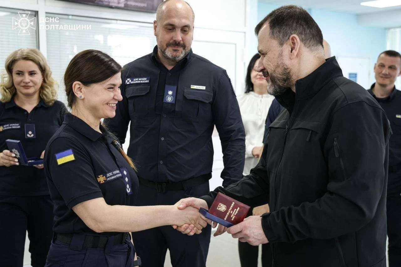 Рятувальники Полтавщини отримають гідні зарплати: міністр відвідав поранених у лікарні