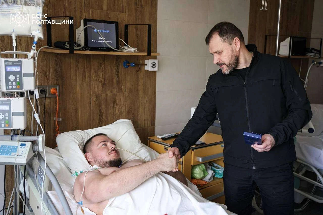 Рятувальники Полтавщини отримають гідні зарплати: міністр відвідав поранених у лікарні