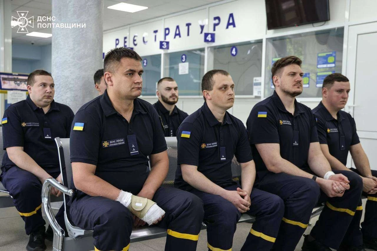 Рятувальники Полтавщини отримають гідні зарплати: міністр відвідав поранених у лікарні