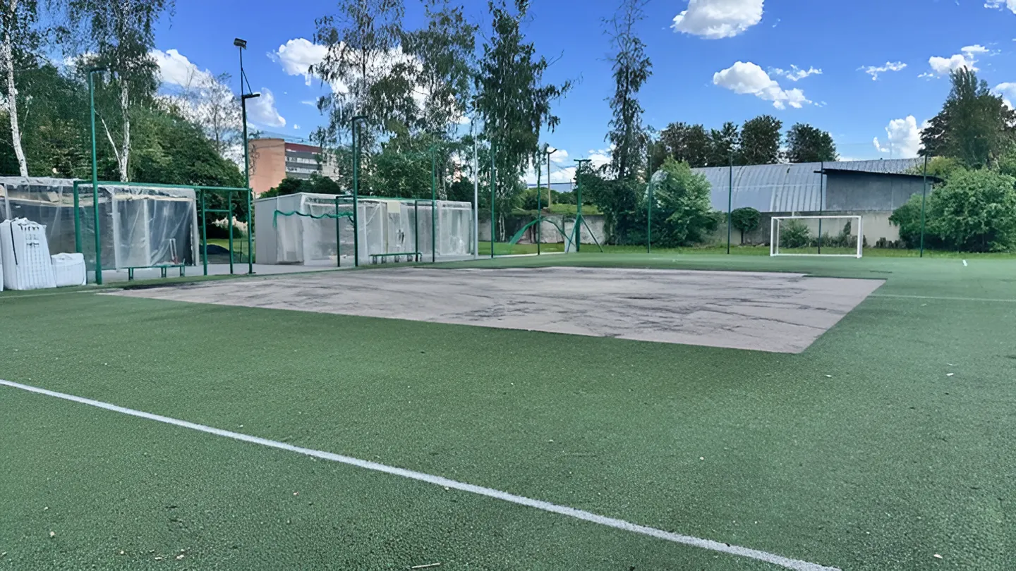 У Полтаві відновлюють футбольну арену після влучання дрона