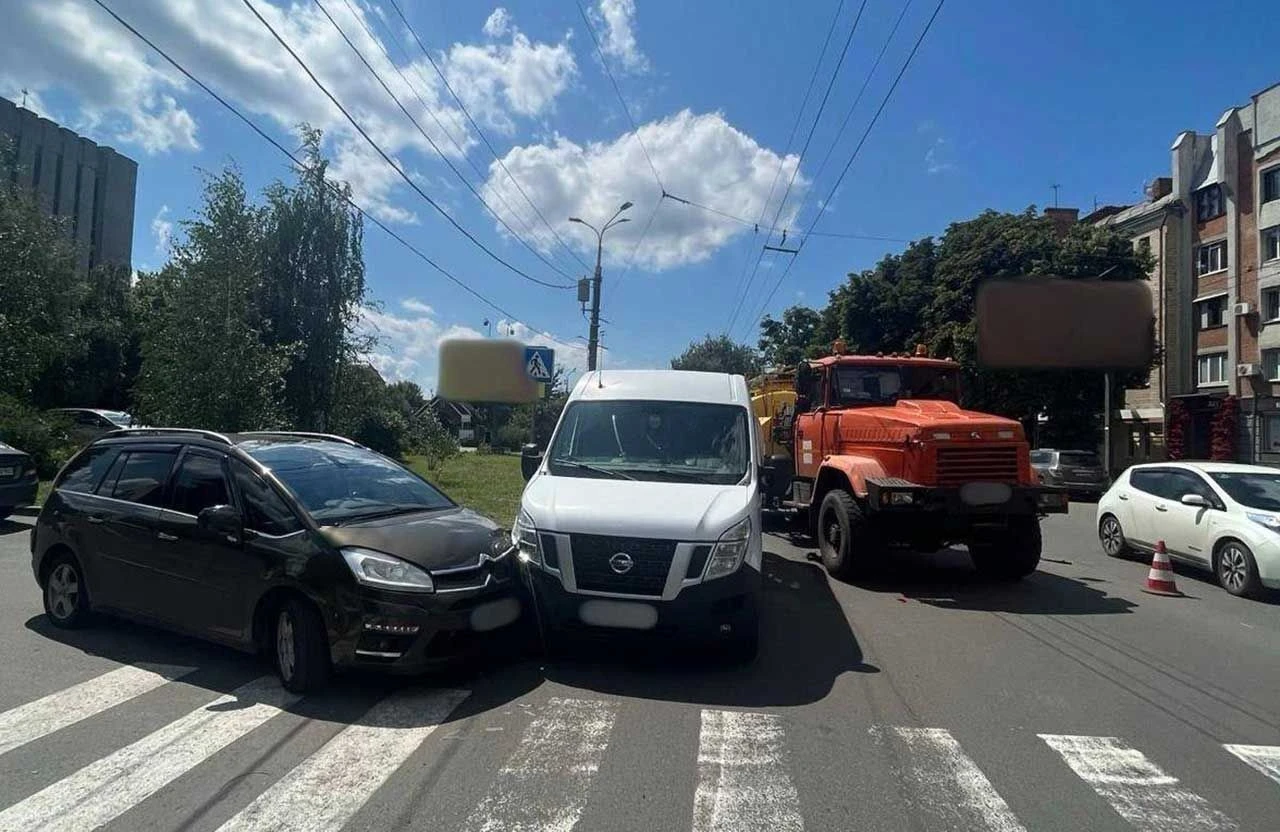 Масштабна аварія у Полтаві: вантажівка протаранила три легкові авто на вулиці Сінній